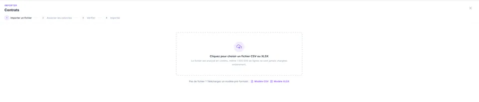 Assistant d'import en quatre étapes, importer un fichier, associer les colonnes, vérifier puis importer, avec la zone de dépôt CSV ou XLSX et les modèles pré-formatés à télécharger